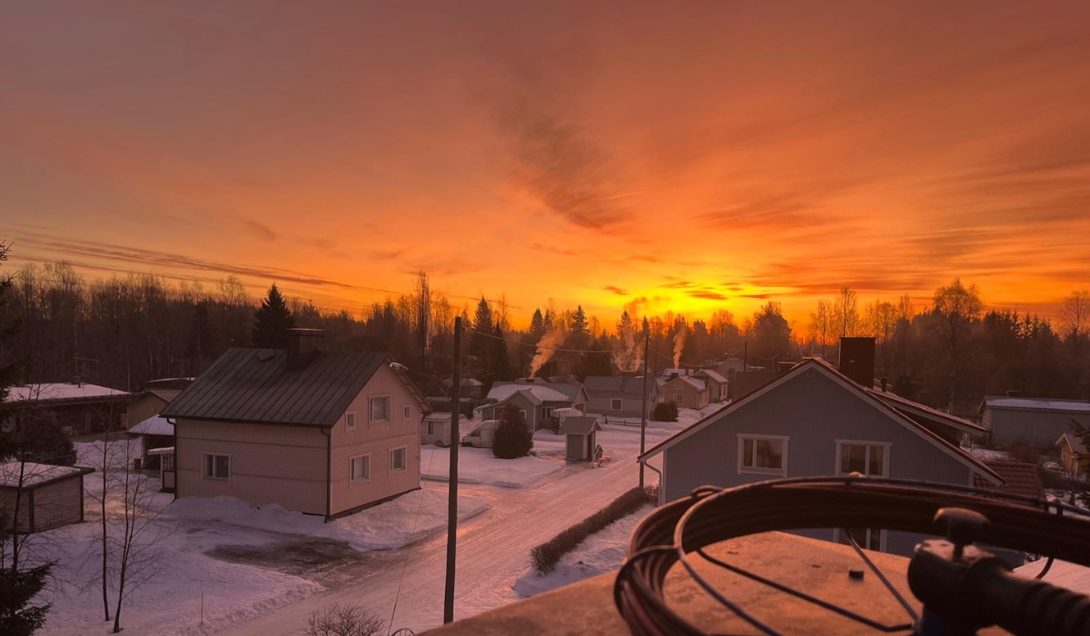 Talvinen maisema talon katolta